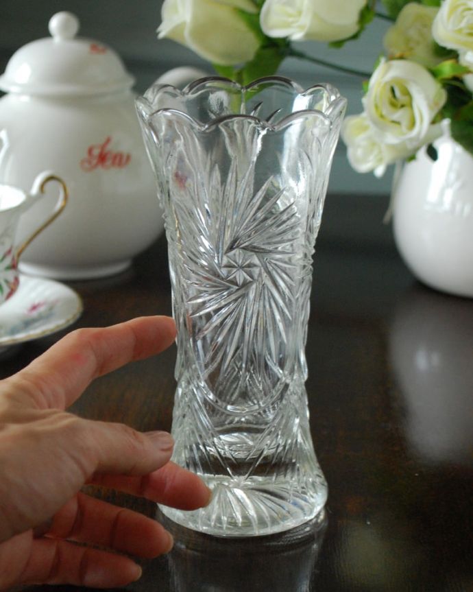 アンティーク 雑貨のガラス小物　アンティーク雑貨　フラワーベース（脚なし）中サイズ　気軽に使えるフラワーベース英国らしくいろんなサイズが見つかる花器。(pg-6359)