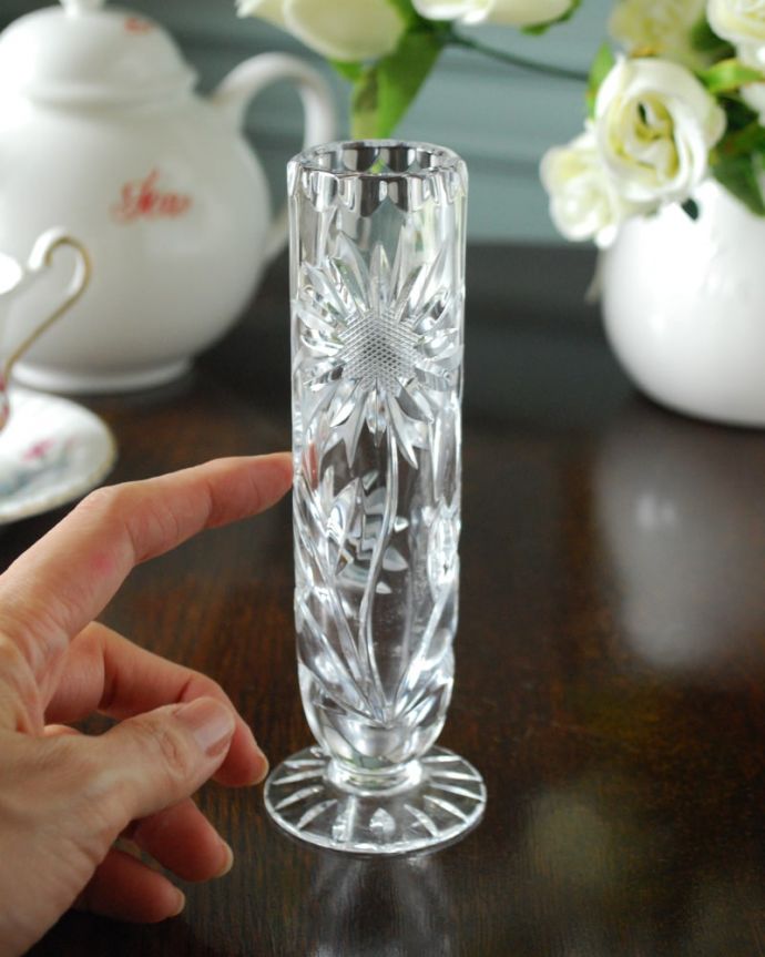 アンティーク 雑貨のガラス小物　アンティーク雑貨　フラワーベース（脚なし）小　お花を１輪挿すだけ花器が美しいので１輪挿すだけでパッと華やかになります。(pg-6362)