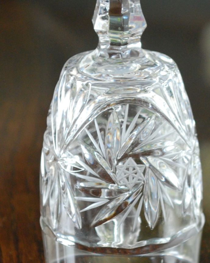 アンティーク 雑貨のガラス小物　アンティーク雑貨　ベル　小サイズ　装飾も美しいガラスで出来たベル使用人を呼ぶために日常的に使われていたベル。(pg-6368)