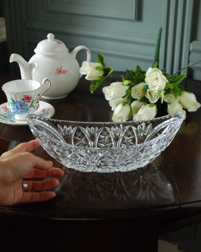 アンティーク 雑貨のガラス小物　アンティーク雑貨　ボウル　中サイズ　いろいろ便利に使えます食卓で使うのはもちろん、お花を浮かべたり、花器代わりに使ったりと自分だけの使い方を楽しんで下さい。(pg-6370)