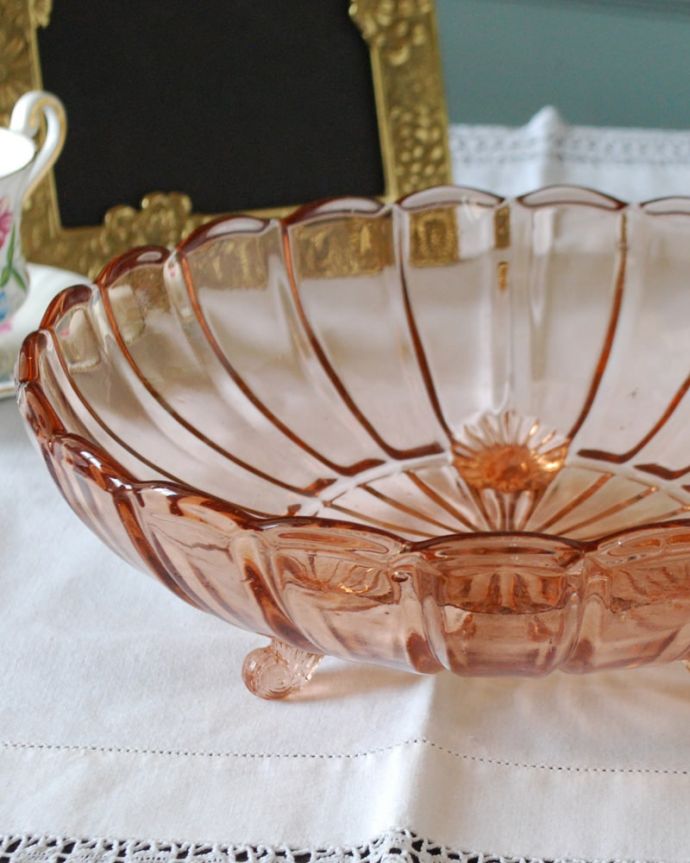 アンティーク 雑貨のガラス小物　アンティーク雑貨　ボウル　大サイズ　食事の時間を楽しく過ごすために作られた器貴重だったガラスがプレスドグラスの発達によって気軽に手に入るようになった時代に作られたテーブルウェア。(pg-6374)