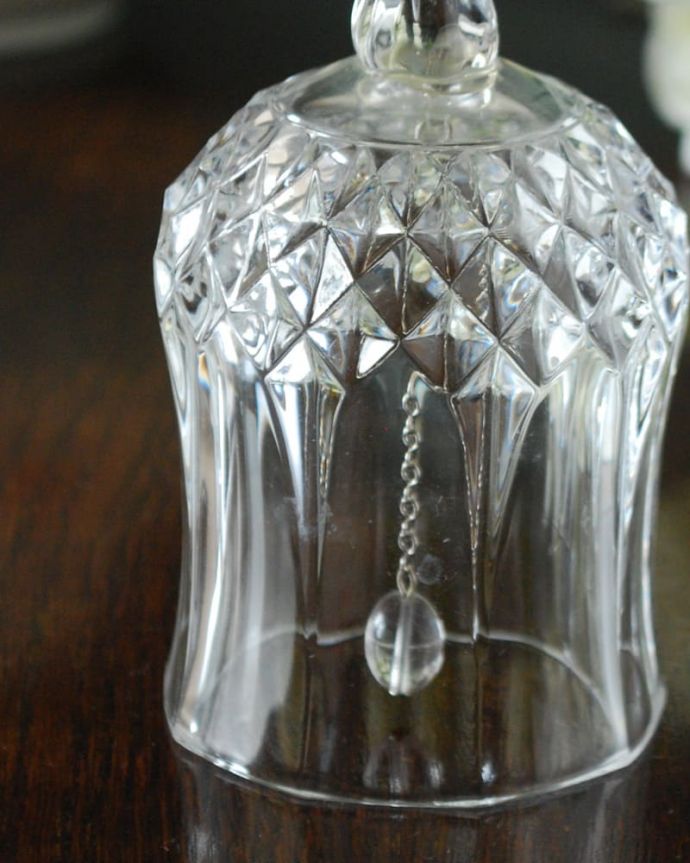 アンティーク 雑貨のガラス小物　アンティーク雑貨　ベル　中サイズ　装飾も美しいガラスで出来たベル使用人を呼ぶために日常的に使われていたベル。(pg-6375)