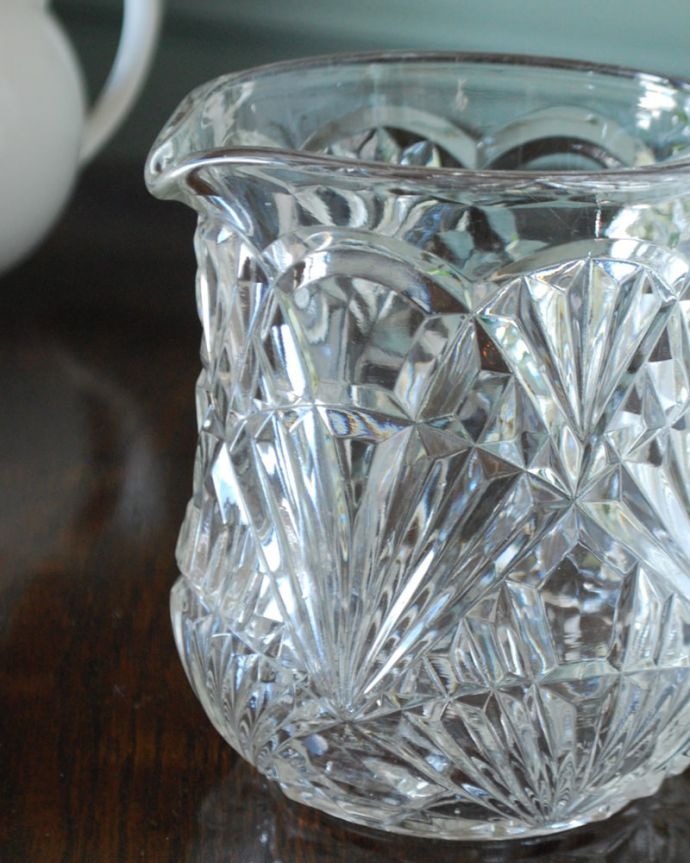 アンティーク 雑貨のガラス小物　アンティーク雑貨　ピッチャー（中サイズ）　英国の家庭には必ずあるウォータージャグアルコールを飲まない人のためにテーブルの中央にお水を置いて置かれていたウォータージャグ。(pg-6381)