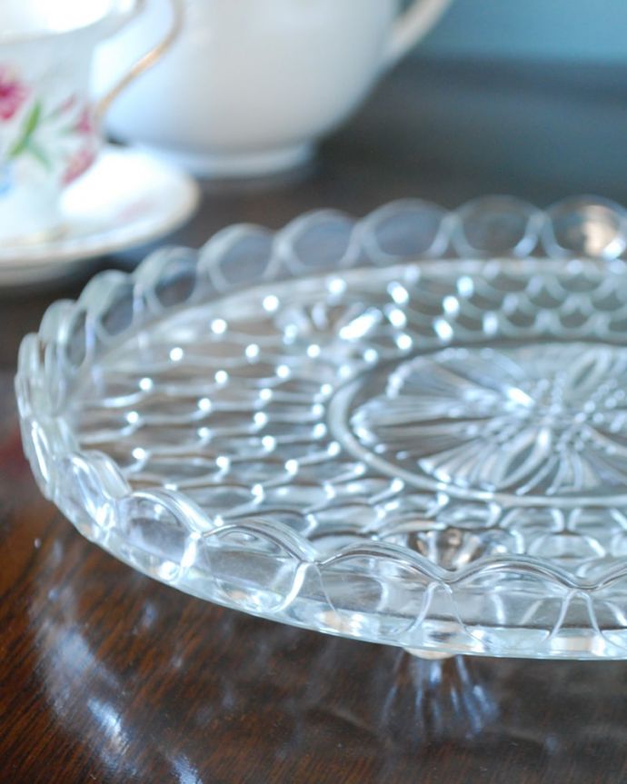 アンティーク 雑貨のガラス小物　アンティーク雑貨　プレート　食事の時間を楽しく過ごすために作られた器貴重だったガラスがプレスドグラスの発達によって気軽に手に入るようになった時代に作られたテーブルウェア。(pg-6388)