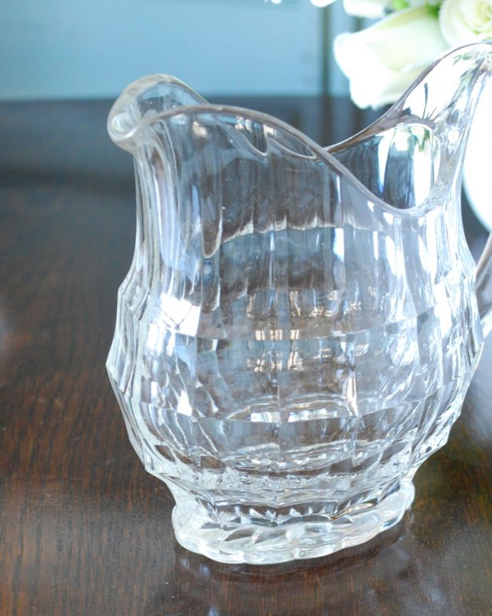 アンティーク 雑貨のガラス小物　アンティーク雑貨　ピッチャー　中サイズ　英国の家庭には必ずあるウォータージャグアルコールを飲まない人のためにテーブルの中央にお水を置いて置かれていたウォータージャグ。(pg-6402)
