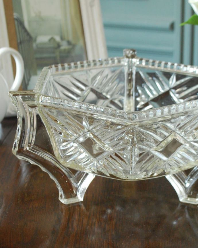 アンティーク 雑貨のガラス小物　アンティーク雑貨　ボウル　大サイズ　食事の時間を楽しく過ごすために作られた器貴重だったガラスがプレスドグラスの発達によって気軽に手に入るようになった時代に作られたテーブルウェア。(pg-6415)