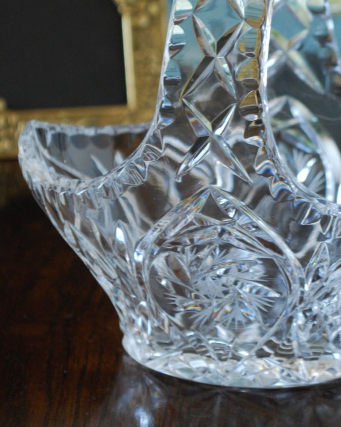 アンティーク 雑貨のガラス小物　アンティーク雑貨　バスケット 中サイズ　ガラスで出来た持ち手付きの可愛いバスケット見ているだけで可愛いバスケットの形をしたアンティークのプレスドグラス。(pg-6417)