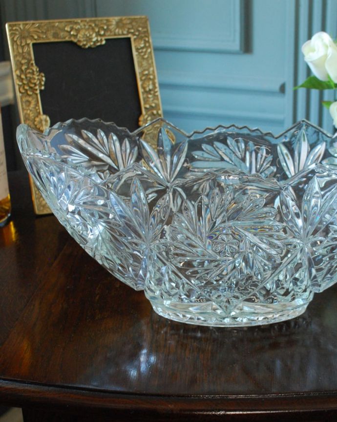 アンティーク 雑貨のガラス小物　アンティーク雑貨　ボウル　大サイズ　食事の時間を楽しく過ごすために作られた器貴重だったガラスがプレスドグラスの発達によって気軽に手に入るようになった時代に作られたテーブルウェア。(pg-6423)