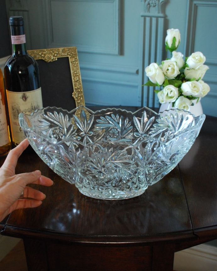 アンティーク 雑貨のガラス小物　アンティーク雑貨　ボウル　大サイズ　いろいろ便利に使えます食卓で使うのはもちろん、お花を浮かべたり、花器代わりに使ったりと自分だけの使い方を楽しんで下さい。(pg-6423)
