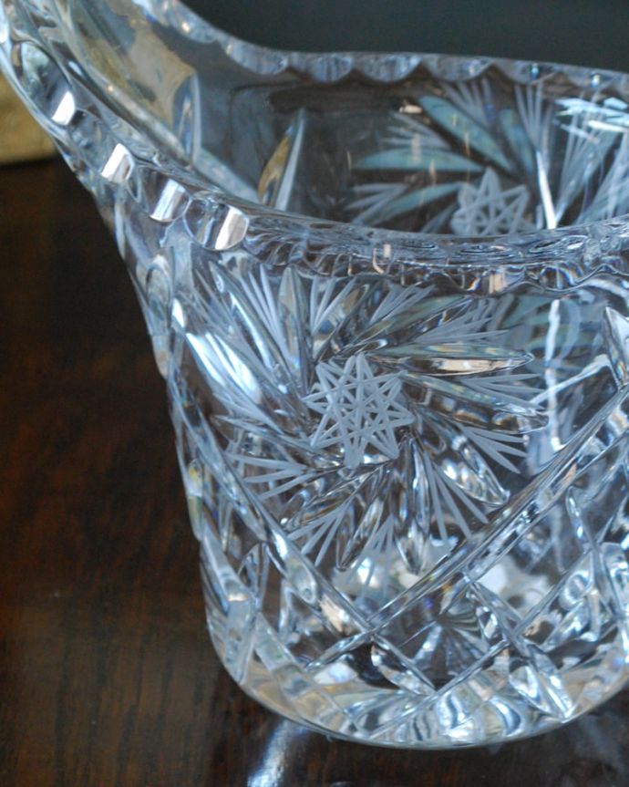 アンティーク 雑貨のガラス小物　アンティーク雑貨　バスケット 中サイズ　ガラスで出来た持ち手付きの可愛いバスケット見ているだけで可愛いバスケットの形をしたアンティークのプレスドグラス。(pg-6431)