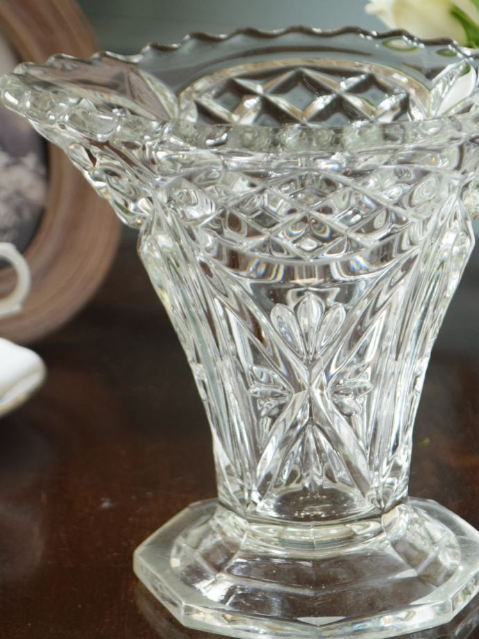 アンティーク 雑貨のガラス小物　アンティーク雑貨　プレスドグラス　見つかった時はラッキー☆ガラスのフラワーベースガラスの花留めが割れずに今まで残っていてくれたことにまずは感謝。(pg-6451)