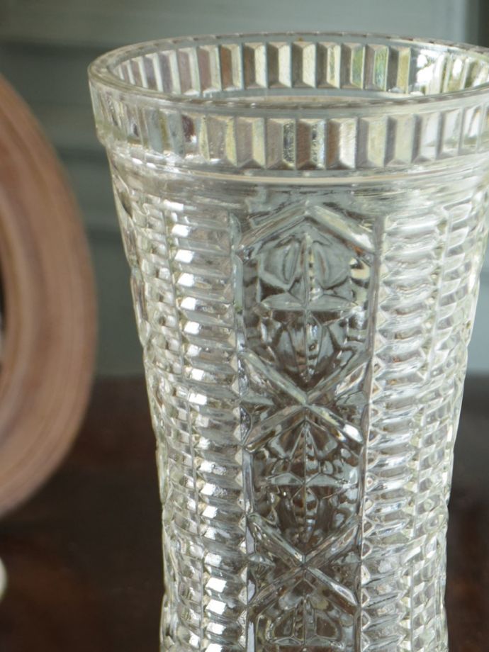 アンティーク 雑貨のガラス小物　アンティーク雑貨　プレスドグラス　実は、セロリのために作られた器オシャレな花器に見えますが、実はセロリを立てて食卓に出すために作られた器、セロリ―ベース。(pg-6452)