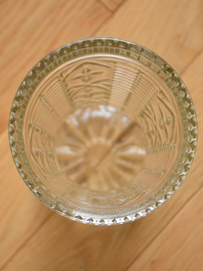 アンティーク 雑貨のガラス小物　アンティーク雑貨　プレスドグラス　上から見てチェックアンティークのため、多少の欠け・傷がある場合がありますが、使用上問題はありませんので、ご了承下さい。(pg-6452)