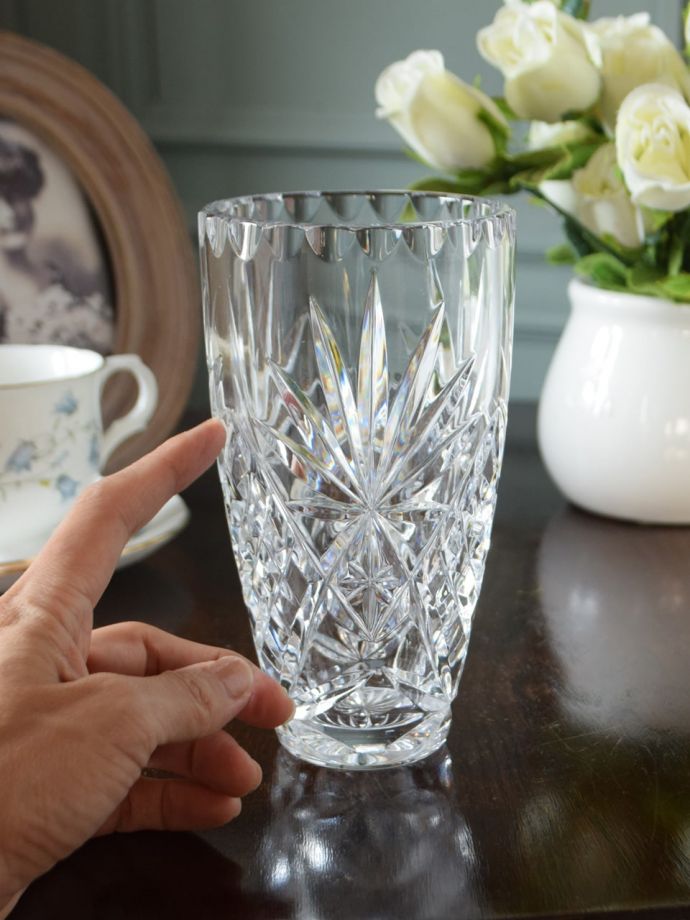 アンティーク 雑貨のガラス小物　アンティーク雑貨　プレスドグラス　気軽に使えるフラワーベース英国らしくいろんなサイズが見つかる花器。(pg-6455)