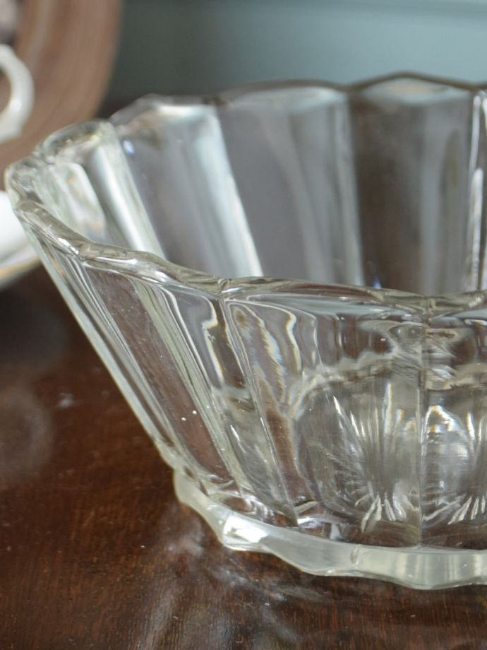 アンティーク 雑貨のガラス小物　アンティーク雑貨　プレスドグラス　食事の時間を楽しく過ごすために作られた器貴重だったガラスがプレスドグラスの発達によって気軽に手に入るようになった時代に作られたテーブルウェア。(pg-6465)