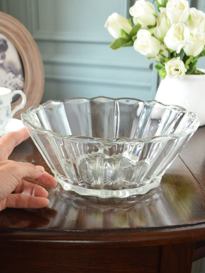 アンティーク 雑貨のガラス小物　アンティーク雑貨　プレスドグラス　いろいろ便利に使えます食卓で使うのはもちろん、お花を浮かべたり、花器代わりに使ったりと自分だけの使い方を楽しんで下さい。(pg-6465)