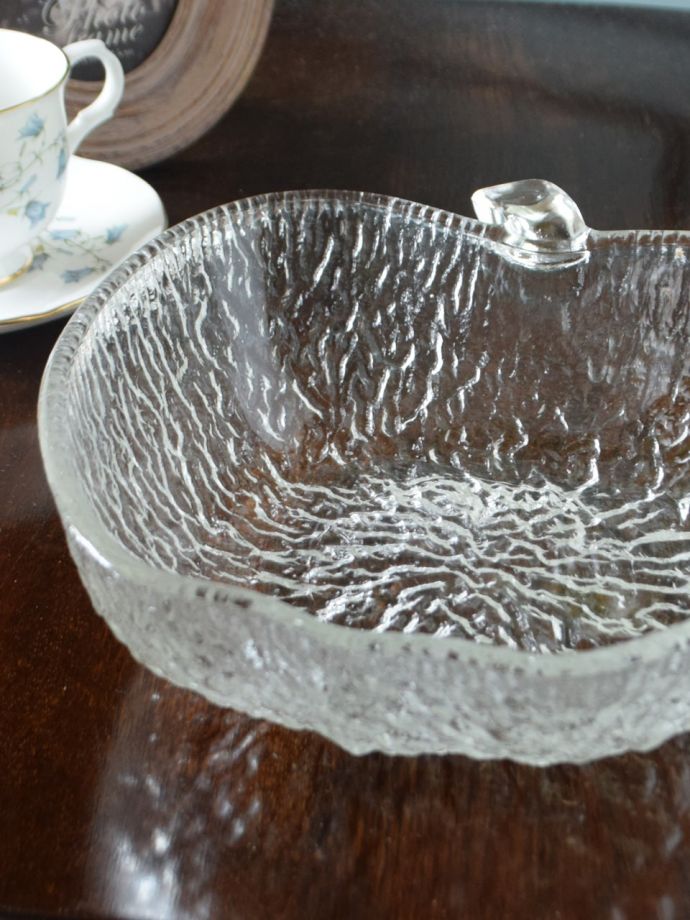 アンティーク 雑貨のガラス小物　アンティーク雑貨　プレスドグラス　食事の時間を楽しく過ごすために作られた器貴重だったガラスがプレスドグラスの発達によって気軽に手に入るようになった時代に作られたテーブルウェア。(pg-6466)