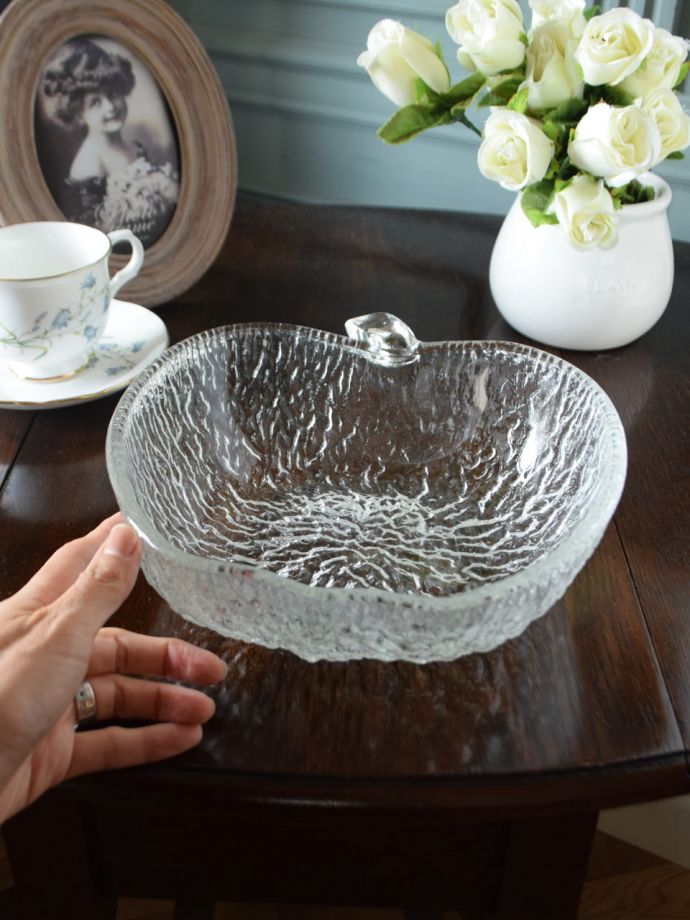 アンティーク 雑貨のガラス小物　アンティーク雑貨　プレスドグラス　いろいろ便利に使えます食卓で使うのはもちろん、お花を浮かべたり、花器代わりに使ったりと自分だけの使い方を楽しんで下さい。(pg-6466)