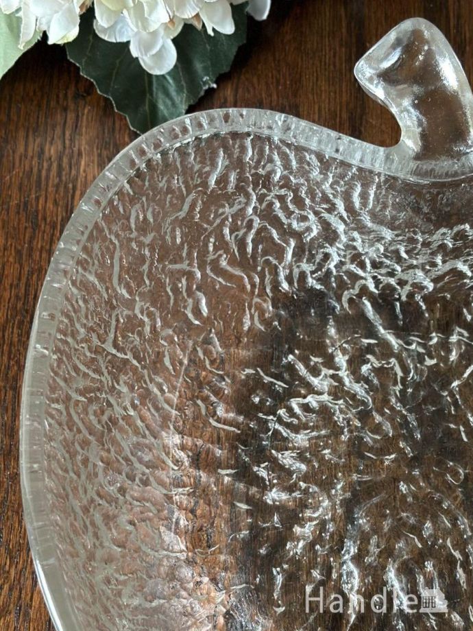 アンティーク 雑貨のガラス小物　アンティーク雑貨　ボウル大　食事の時間を楽しく過ごすために作られた器貴重だったガラスがプレスドグラスの発達によって気軽に手に入るようになった時代に作られたテーブルウェア。(pg-6445)