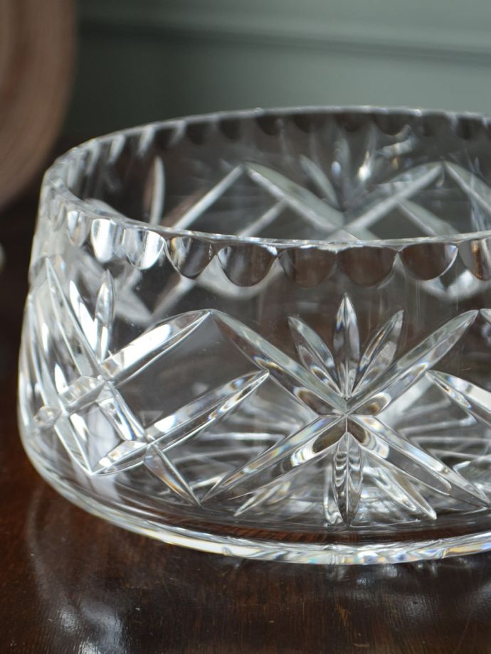 アンティーク 雑貨のガラス小物　アンティーク雑貨　プレスドグラス　食事の時間を楽しく過ごすために作られた器貴重だったガラスがプレスドグラスの発達によって気軽に手に入るようになった時代に作られたテーブルウェア。(pg-6469)