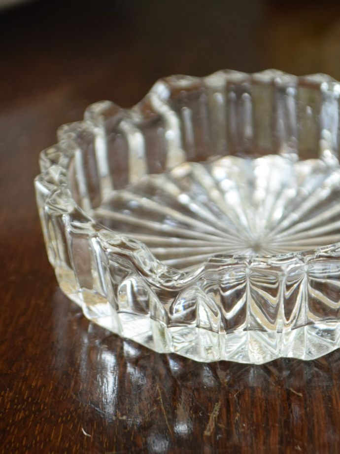 アンティークガラスの灰皿、イギリスで見つけたプレスドグラスのアンティーク雑貨(pg-6492)｜アンティーク雑貨