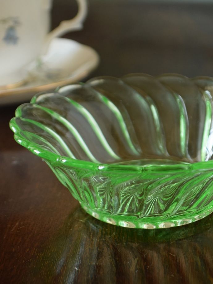 アンティーク 雑貨のガラス小物　アンティーク雑貨　プレスドグラス　食事の時間を楽しく過ごすために作られた器貴重だったガラスがプレスドグラスの発達によって気軽に手に入るようになった時代に作られたテーブルウェア。(pg-6493)