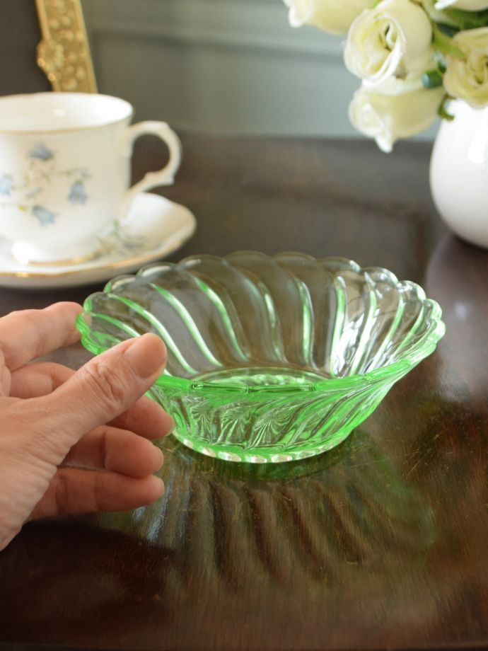 アンティーク 雑貨のガラス小物　アンティーク雑貨　プレスドグラス　いろいろ便利に使えます食卓で使うのはもちろん、お花を浮かべたり、花器代わりに使ったりと自分だけの使い方を楽しんで下さい。(pg-6493)
