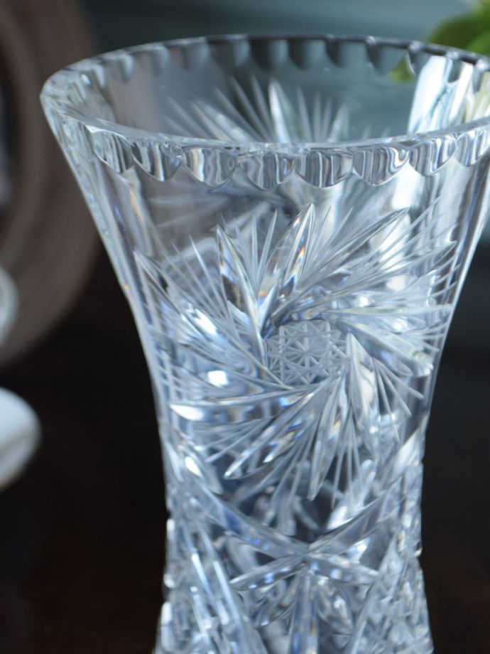 アンティーク 雑貨のガラス小物　アンティーク雑貨　プレスドグラス　実は、セロリのために作られた器オシャレな花器に見えますが、実はセロリを立てて食卓に出すために作られた器、セロリ―ベース。(pg-6495)