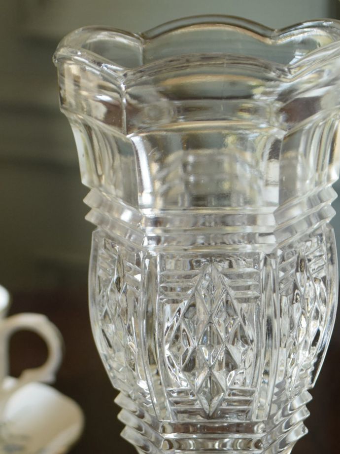 アンティーク 雑貨のガラス小物　アンティーク雑貨　プレスドグラス　実は、セロリのために作られた器オシャレな花器に見えますが、実はセロリを立てて食卓に出すために作られた器、セロリ―ベース。(pg-6499)