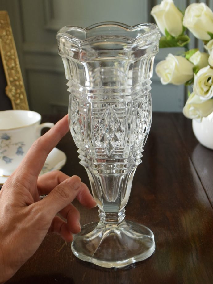 アンティーク 雑貨のガラス小物　アンティーク雑貨　プレスドグラス　可愛い形が特長アンティークのガラスは現代のガラスと成分が違うから輝き方も違うんです。(pg-6499)