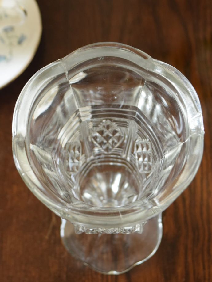 アンティーク 雑貨のガラス小物　アンティーク雑貨　プレスドグラス　上から見てチェックアンティークのため、多少の欠け・傷がある場合がありますが、使用上問題はありませんので、ご了承下さい。(pg-6499)