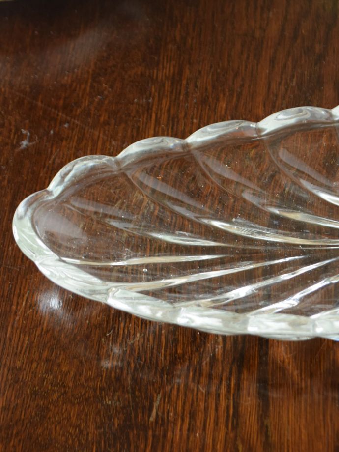 アンティーク 雑貨のガラス小物　アンティーク雑貨　プレスドグラス　食事の時間を楽しく過ごすために作られた器貴重だったガラスがプレスドグラスの発達によって気軽に手に入るようになった時代に作られたテーブルウェア。(pg-6500)