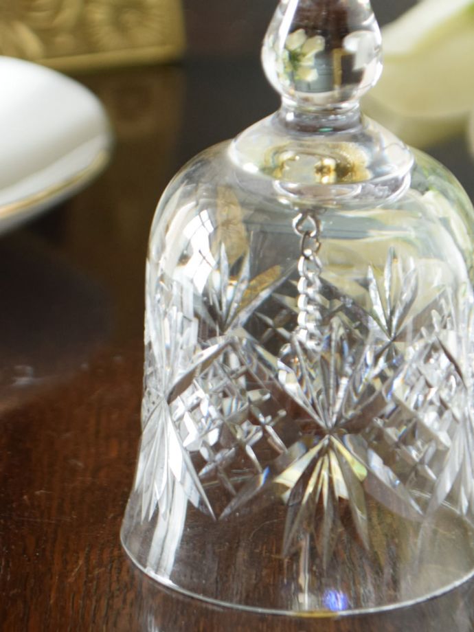 アンティーク 雑貨のガラス小物　アンティーク雑貨　プレスドグラス　装飾も美しいガラスで出来たベル使用人を呼ぶために日常的に使われていたベル。(pg-6506)