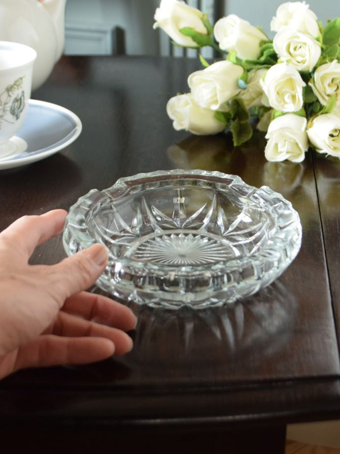 アンティークガラスの灰皿、プレスドグラスのおしゃれなアッシュトレイ
