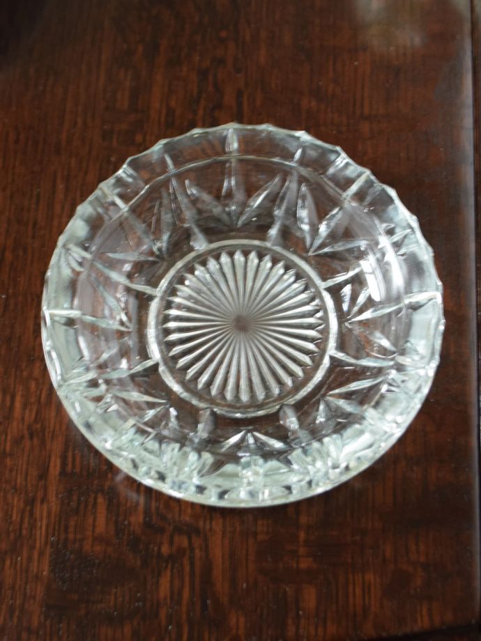 アンティークガラスの灰皿、プレスドグラスのおしゃれなアッシュトレイ 