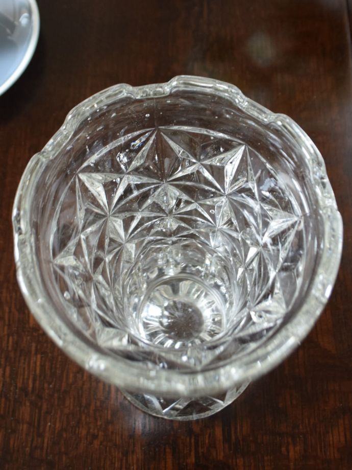 アンティークガラスのフラワーベース、王冠のようなプレスドグラスの花器