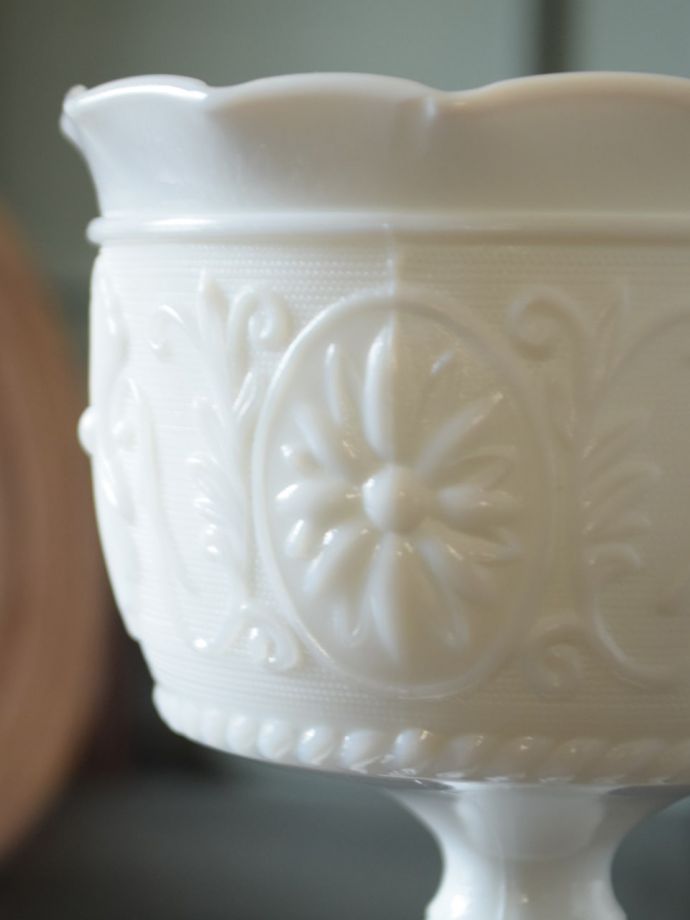アンティークのミルクガラスの食器、お花模様の型押しガラスの