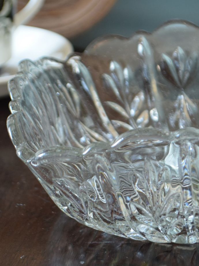 アンティークガラスの食器、スクエア型のプレスドグラスのボウル