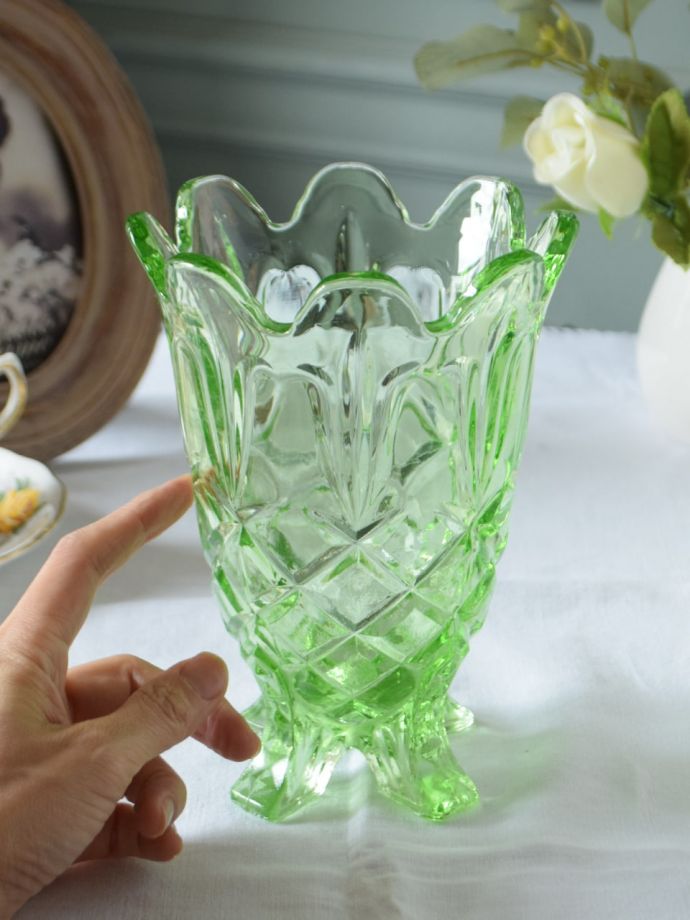 アンティークガラスのフラワーベース、グリーン色のプレスドグラスの