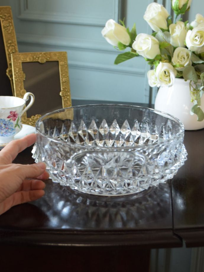 アンティークガラスの食器、英国で見つけたプレスドグラスのガラスのボウル