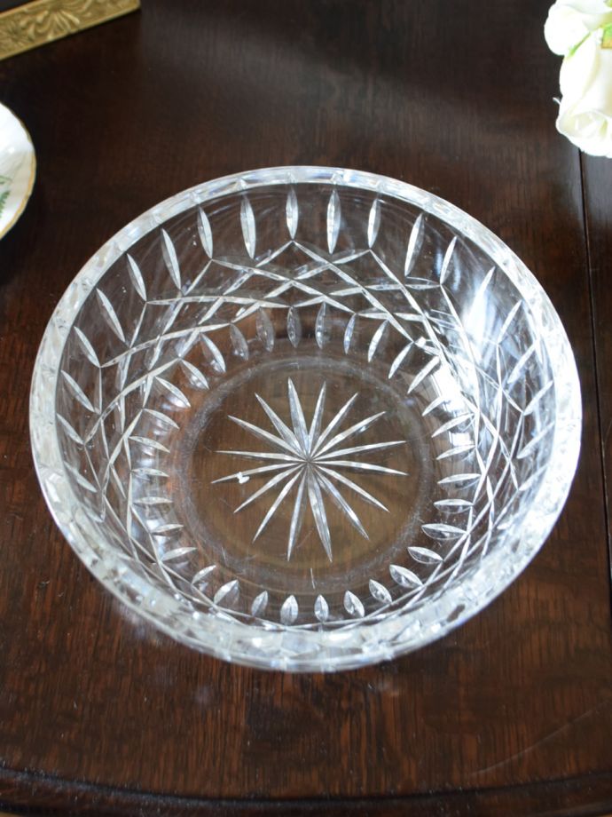 アンティークガラスの食器、型押し模様がキラキラ輝くアンティーク