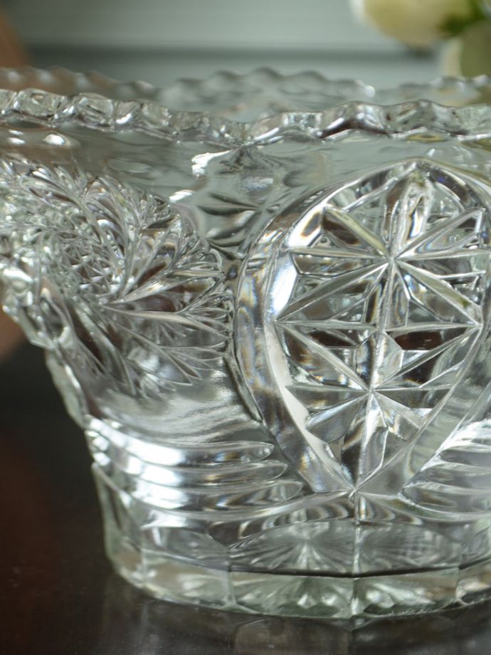 アンティークガラスの食器、イギリスから届いたプレスドグラスのガラスのボウル