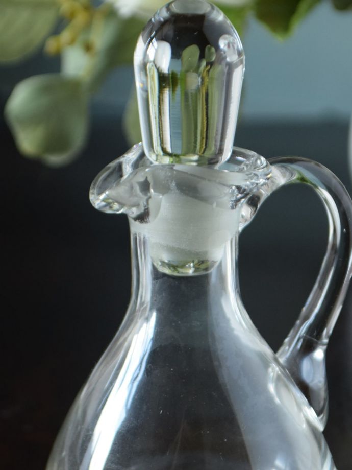 アンティークガラスのオイルボトル