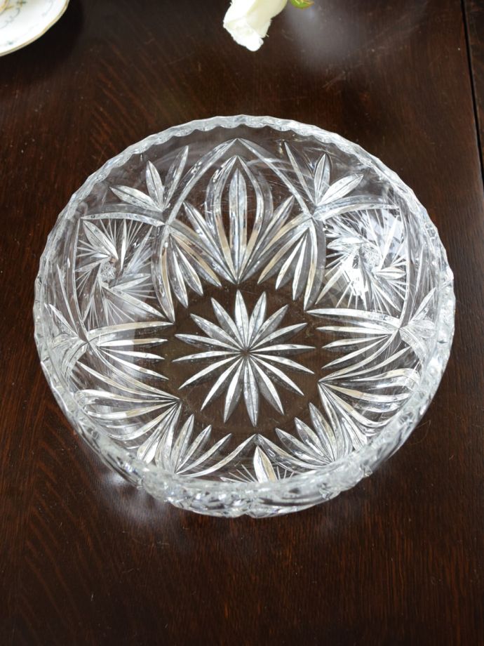 アンティークガラスの食器、型押し模様がキラキラ輝くアンティーク 