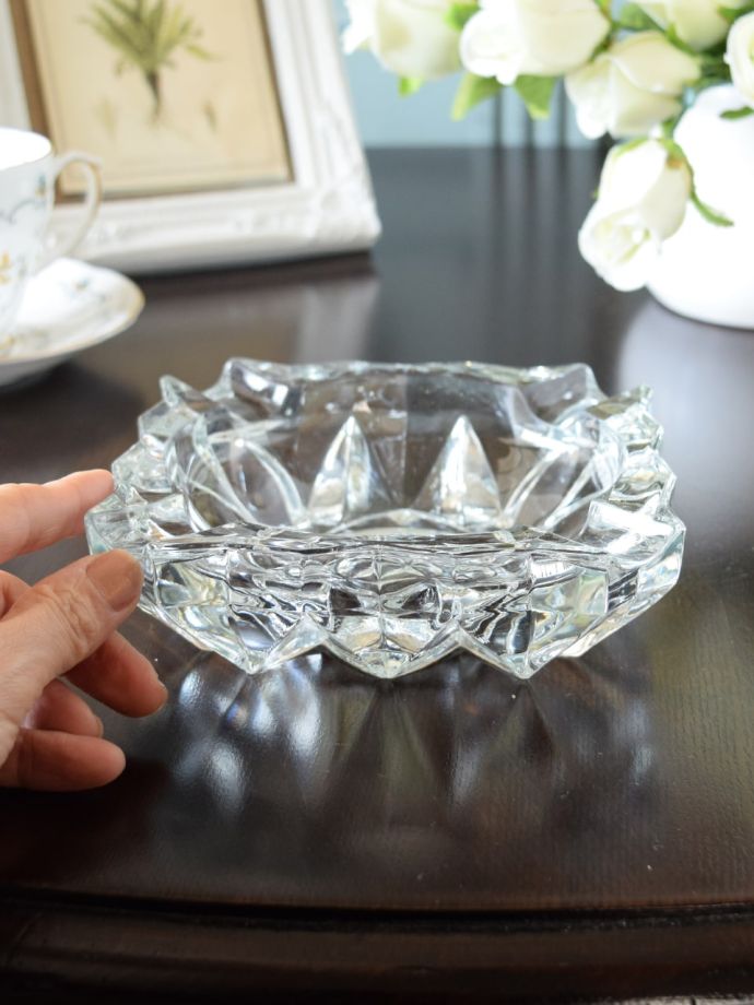 英国のおしゃれな灰皿、きらきら美しいプレスドグラスのアッシュトレイ 