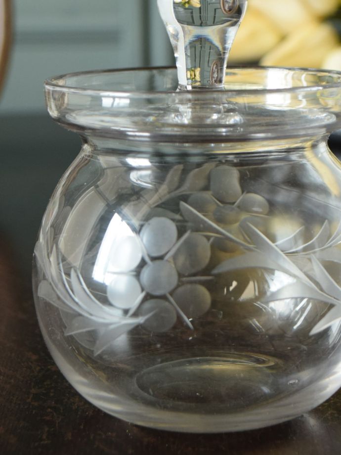 アンティークガラスの美しいシュガーポット、お花模様が入ったアンティークの砂糖入れ