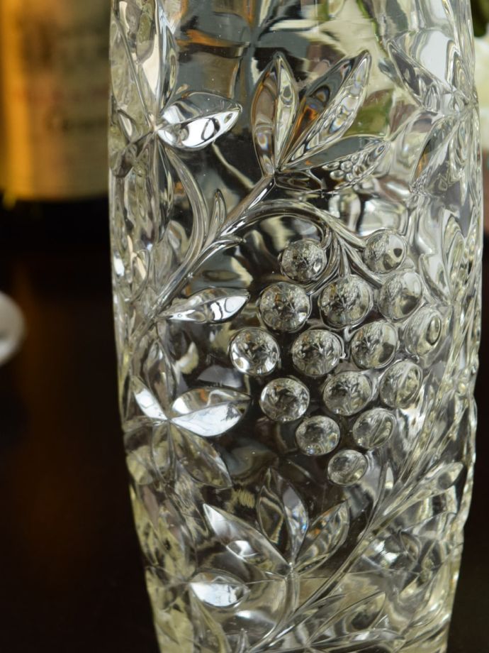 アンティークガラスのフラワーベース、ブドウの模様が型押しされたガラスの花器