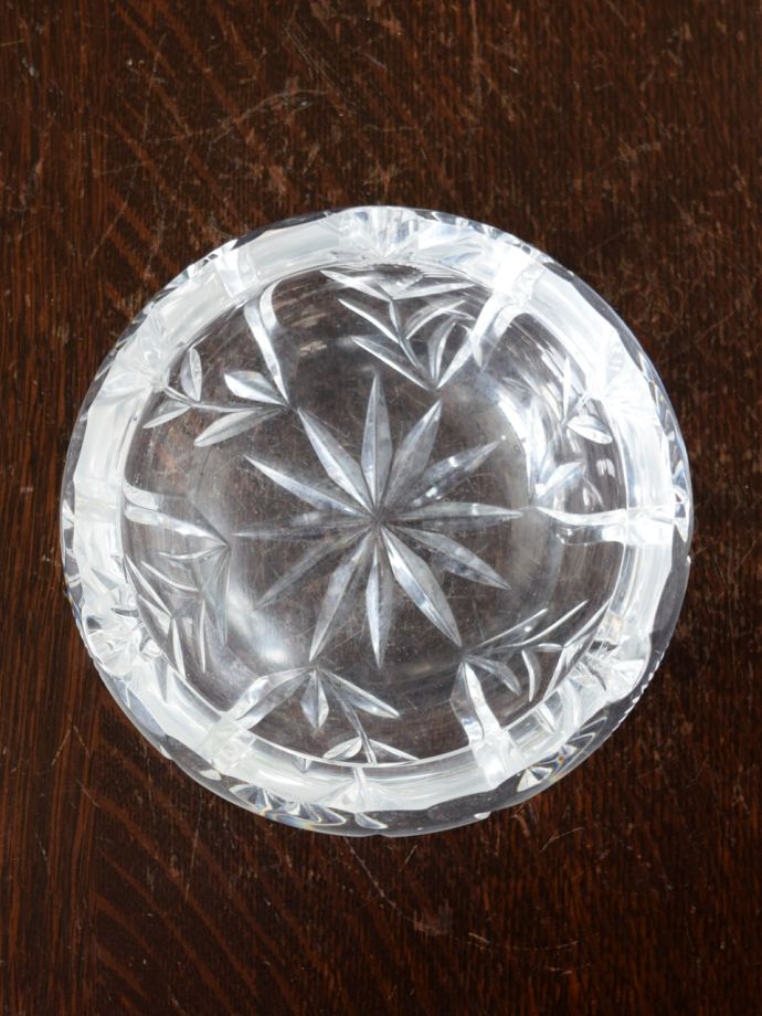 アンティークガラスのお花模様の灰皿、プレスドグラスのアンティーク 