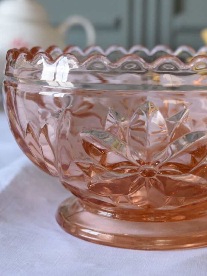 アンティークガラスのおしゃれな食器、めずらしいカラーガラスのアンティークボウル