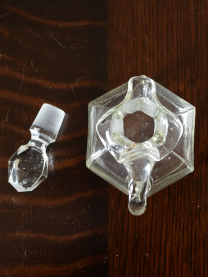 アンティークのガラスの雑貨、イギリスで見つけた小さなオイルボトル
